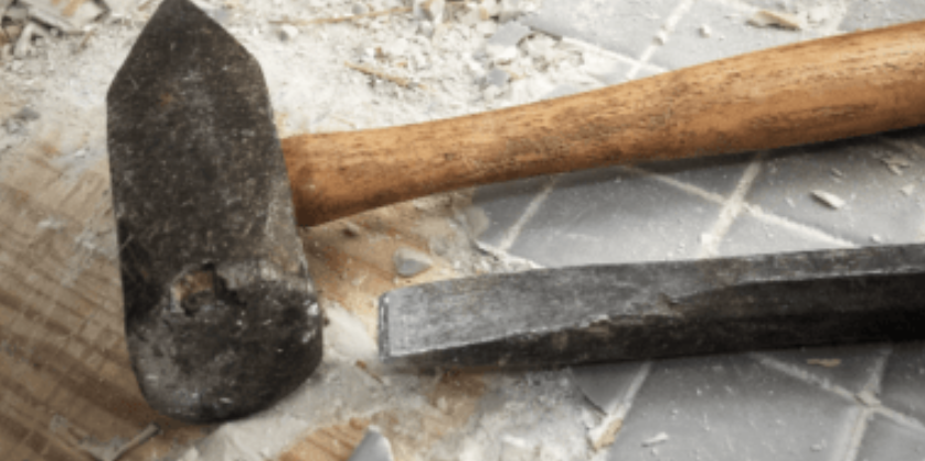 ¿Cómo reparar o cambiar una baldosa rota?